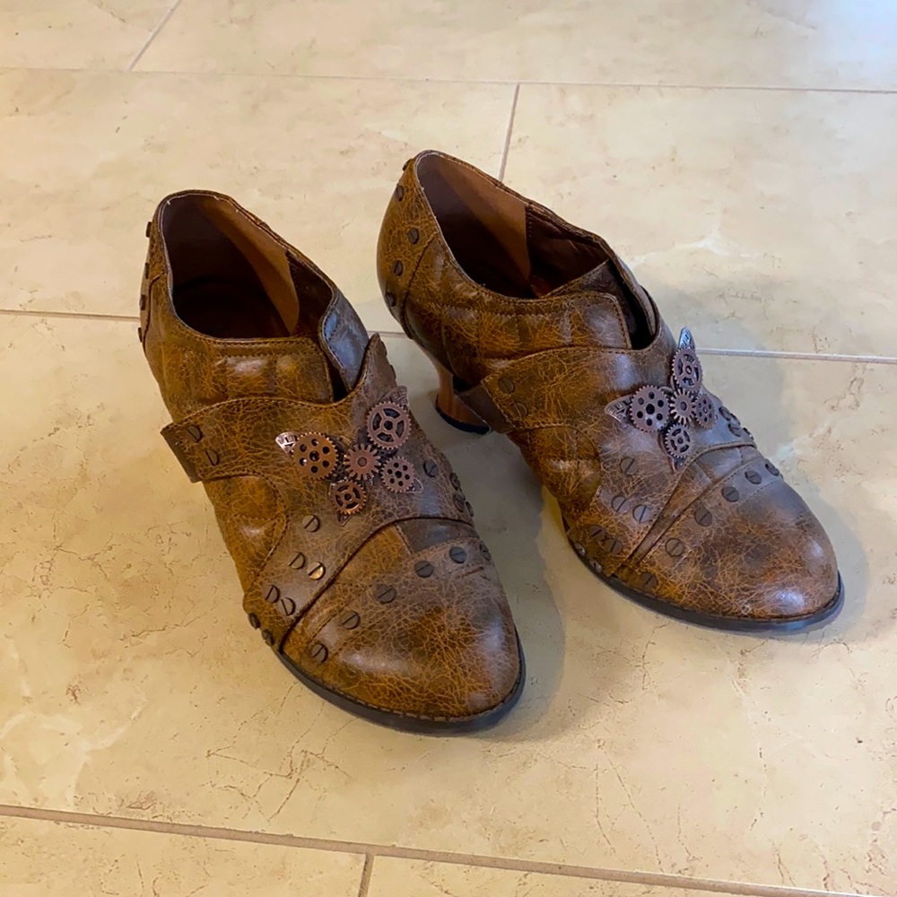 Super fun but too big for me. Worn twice. Copper heel. No scratches